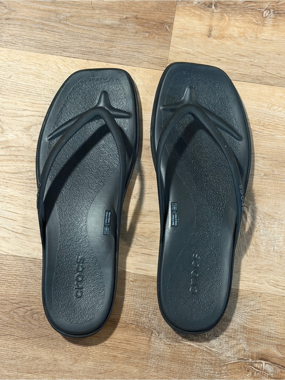 CROCS Women’s 10 Sleek Black Flip-Flop Sandals - Simple Slip-On Comfort
